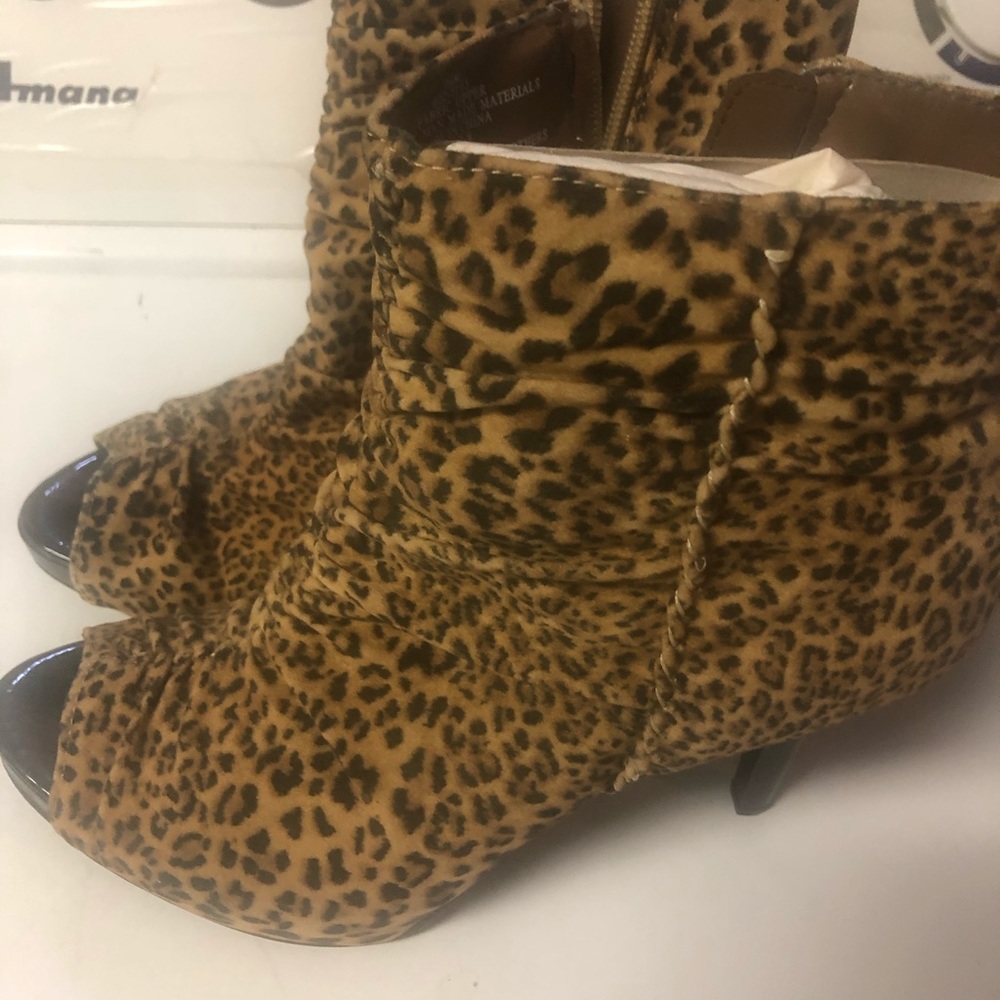 🔥Women leopard print bootie - never worn